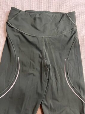 Lululemon Green wunder under size 6/25 in